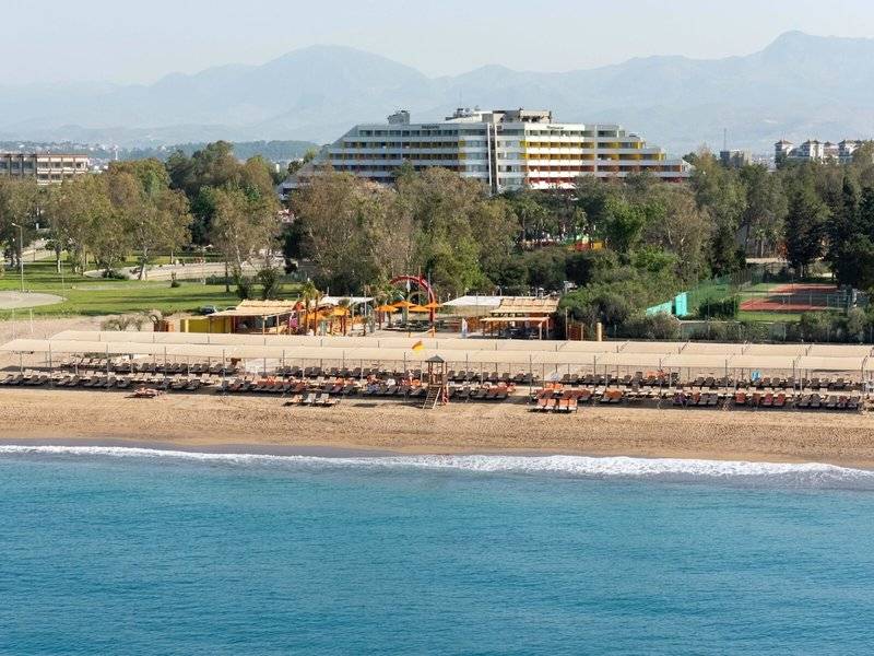 Megasaray Resort Side Strand mit Hotel im Hintergrund und vielen Liegen