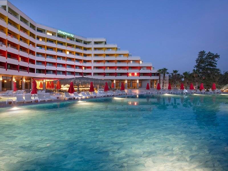 Außenbereich des Megasaray Resort Side mit großem Pool und Lounge-Stühlen.