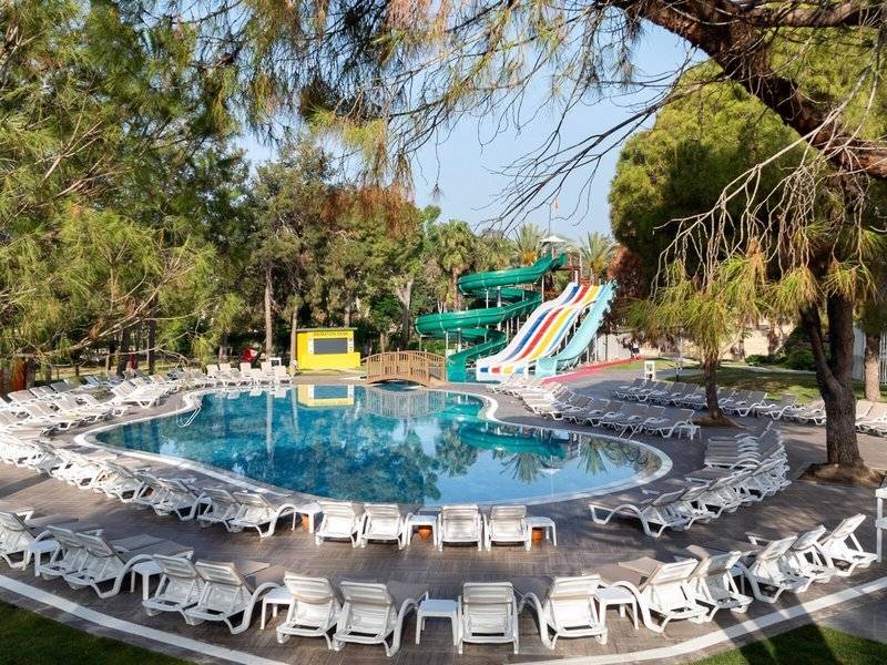 Außenpool mit Rutschen und Liegen am Megasaray Resort Side.