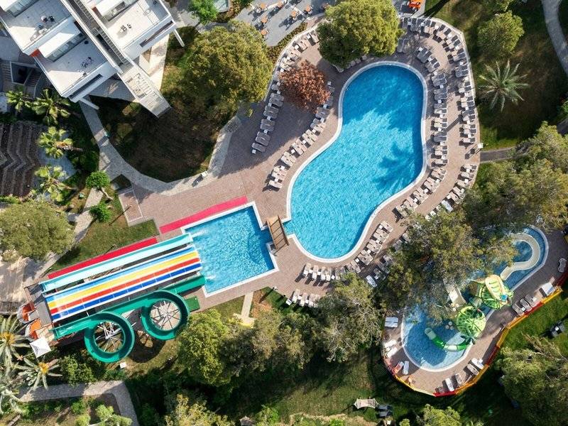 Luftbild des Megasaray Resort Side Schwimmbads mit Wasserrutschen und Liegebereichen