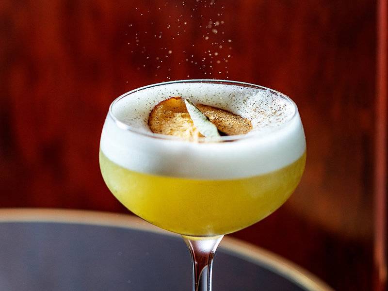 Cocktail in einem Glas mit Toppings und Rauch, serviert im Sharq Village und Spa, Ritz Carlton Hotel.