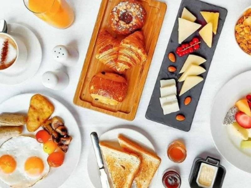 Frühstücksbuffet im Al Najada Doha Hotel by Tivoli mit verschiedenen Speisen und Getränken.
