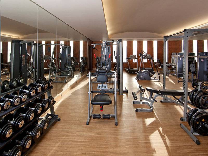 Fitnesscenter im Souq Waqif Boutique Hotels mit vielen Geräten und Hanteln.