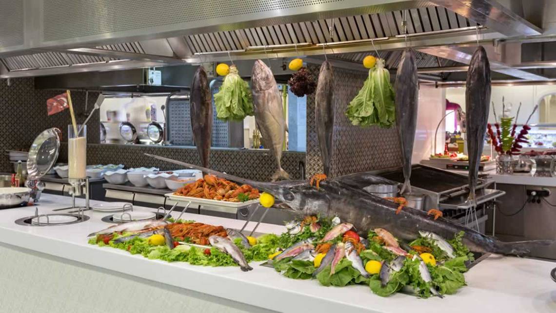 Fischbuffet im Royal Taj Mahal Hotel mit verschiedenen Fischarten und Salat.