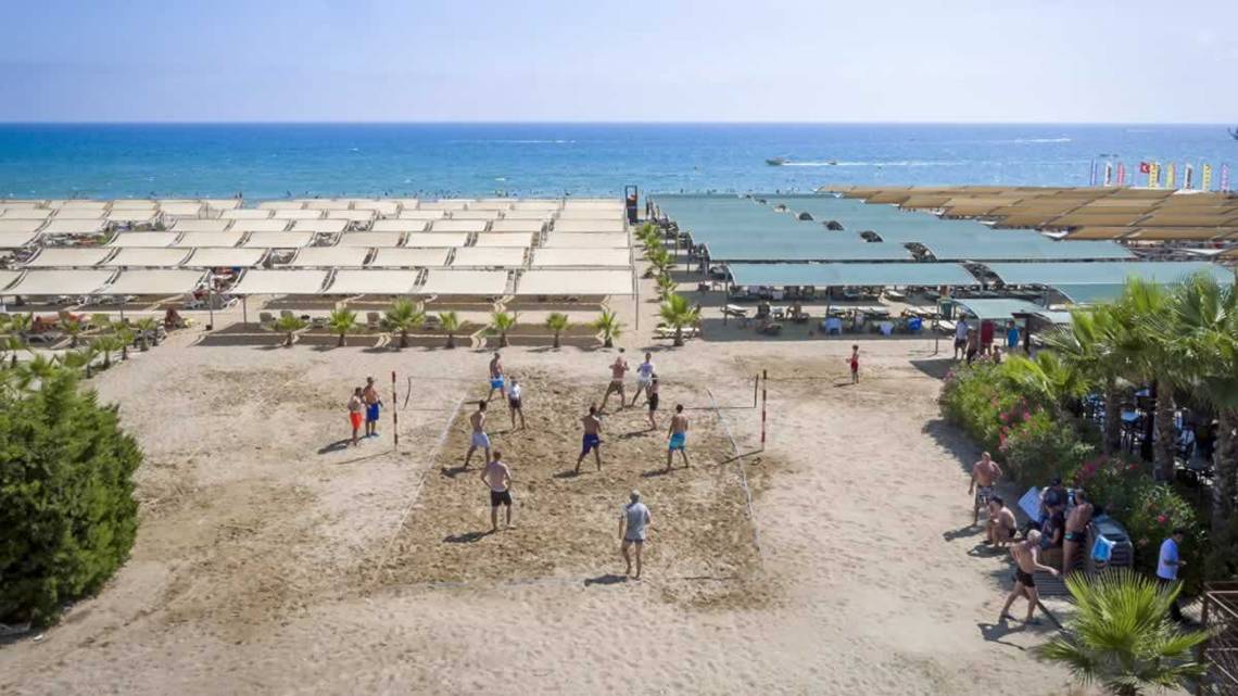 Strandvolleyballspiel vor dem Royal Taj Mahal Hotel mit Blick auf das Meer.