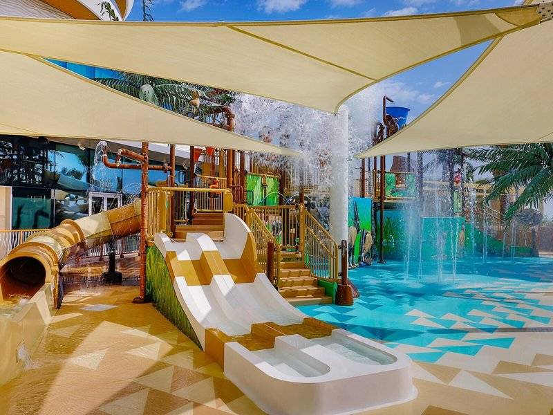 Wasserrutsche im Waldorf Astoria Doha Lusail Hotel mit gelbem Sonnenschutz