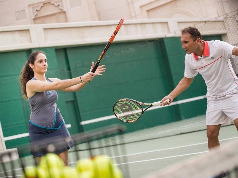 Tennisspieler auf Tennisplatz im Four Seasons Hotel Doha