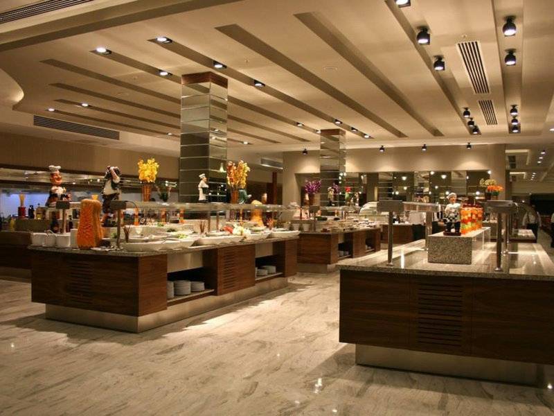 Innenbereich des Restaurants im Grand Park Lara Hotel mit Buffet und Marmorboden