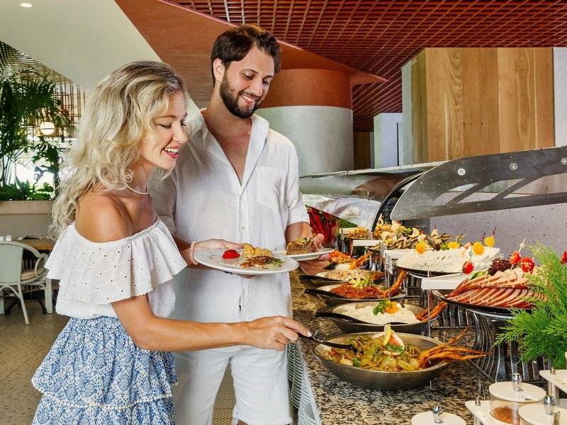 Ein Paar genießt das Buffet im Grand Park Lara Hotel