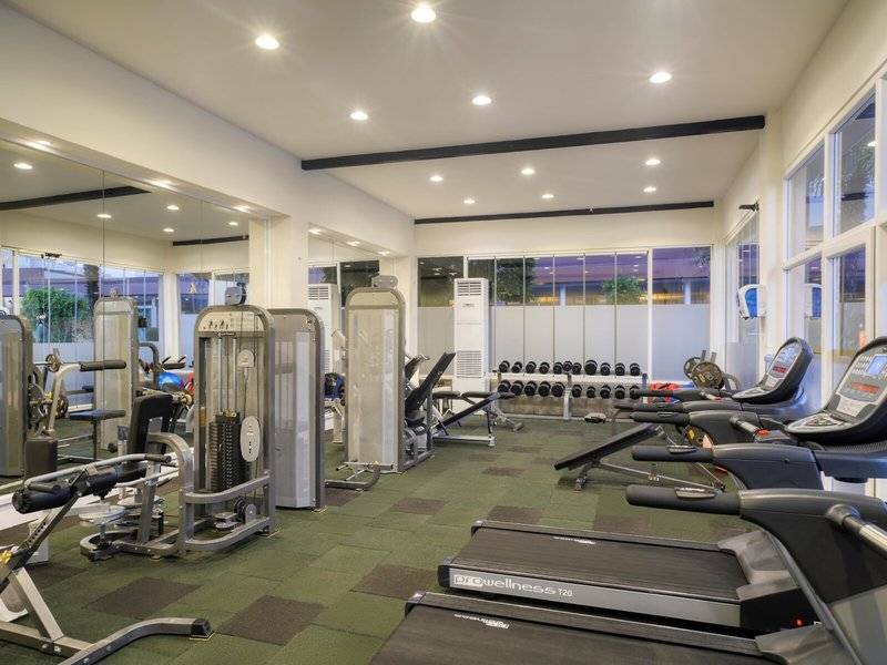Fitness-Center im Grand Park Lara Hotel mit Laufbändern, Gewichten und anderen Trainingsgeräten.