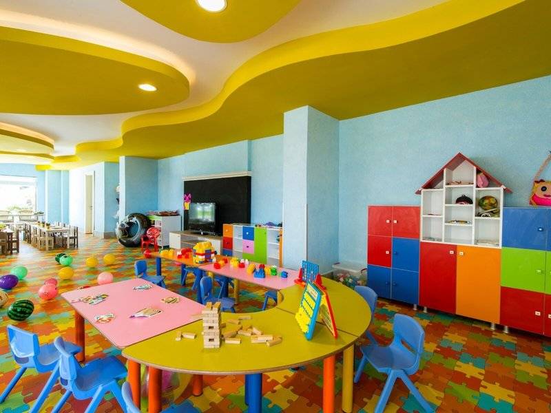 Kinderzimmer im Grand Park Lara Hotel mit bunten Möbeln und Spielzeug.