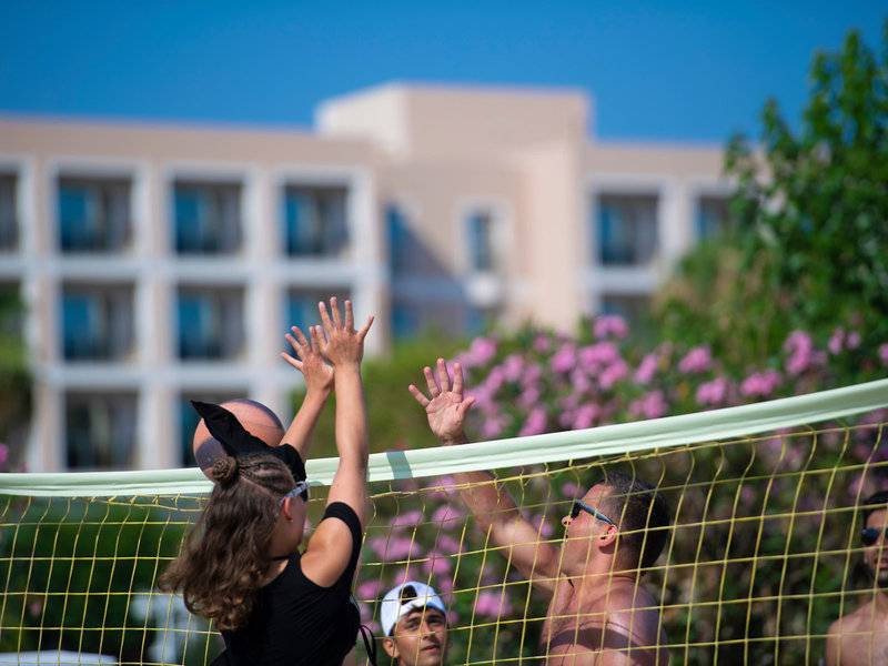 Volleyballspieler vor dem Turquoise Hotel