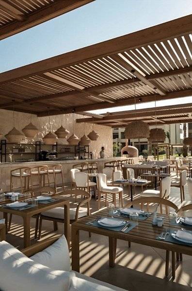 Außenbereich des Jaz Riviera Hotels mit Restaurant und Sonnenschirmen.