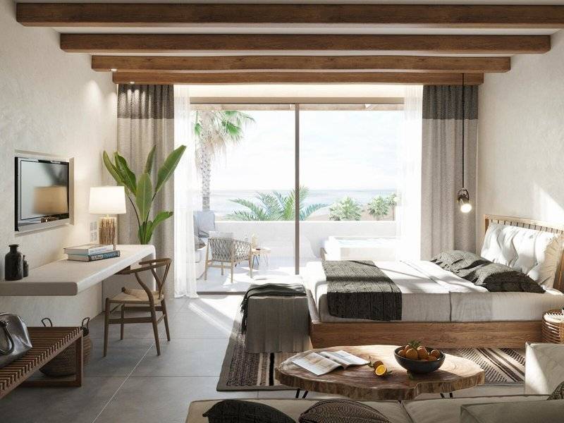 Hotelzimmer im JAZ Riviera mit Blick auf das Meer und eine Terrasse.