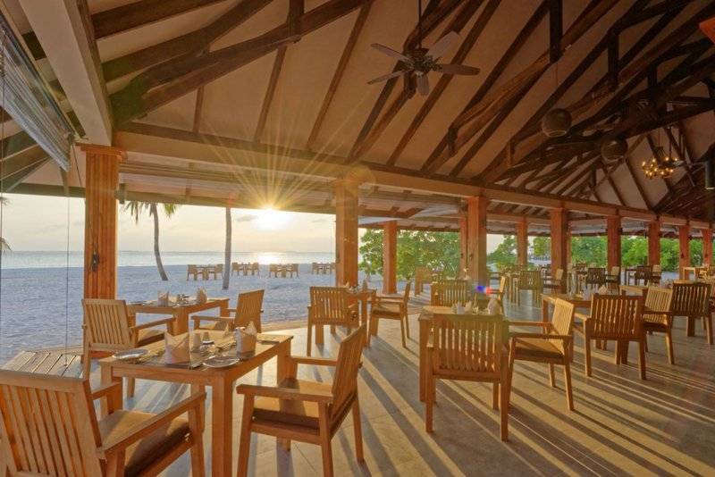 Außenbereich des Restaurants Brennia Kottefaru Maldives mit Sonnenuntergang am Strand