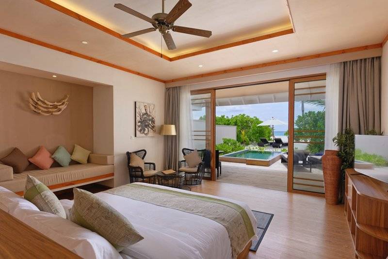 Schlafzimmer im Brennia Kottefaru Maldives mit Terrasse und Swimmingpool-Aussicht