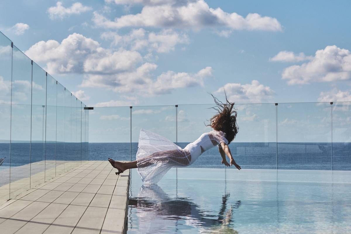 Frau springt ins schwimmende Becken am Hotel Paradisus Varadero Resort & Spa