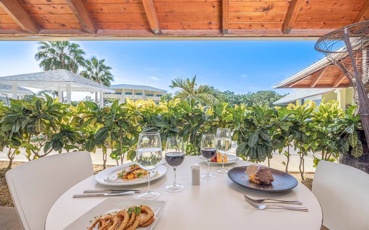 Außenbereich des Paradisus Varadero Resorts mit einem Tisch und Gerichten