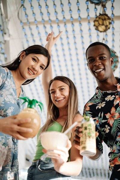 Gruppe von Menschen, die Cocktails im Hilton Dubai Palm Jumeirah trinken