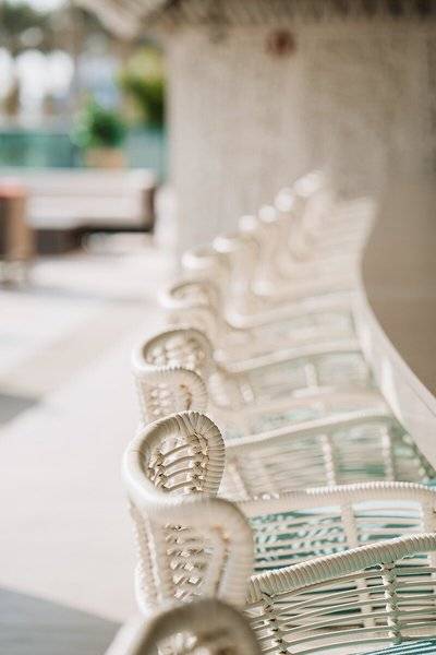 Reihe von weißen Rattan-Stühlen am Hilton Dubai Palm Jumeirah