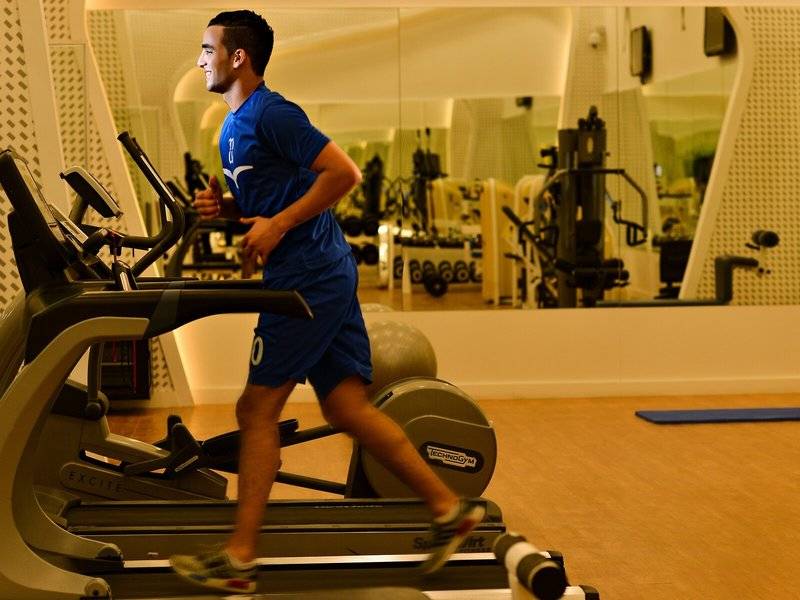 Ein Mann läuf auf einem Laufband im Fitnessstudio von Sealine Beach, A Murwab Resort.