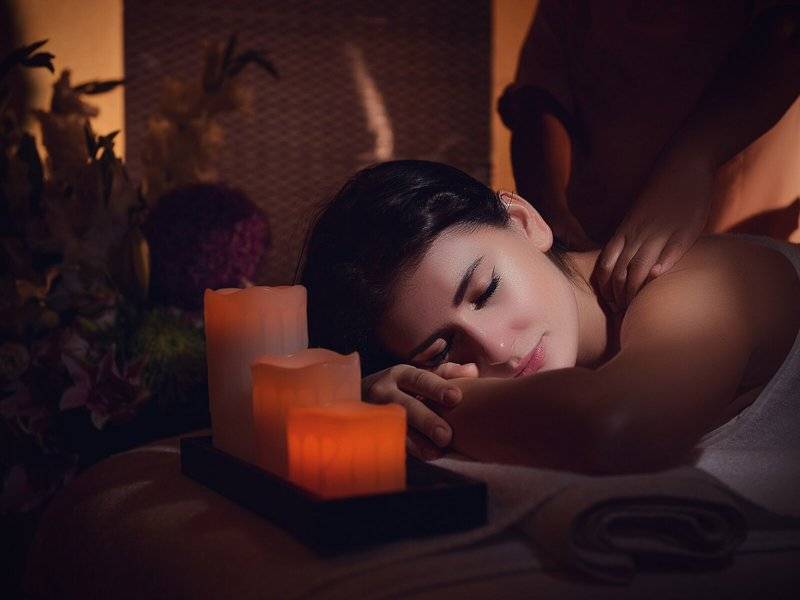 Eine Frau genießt eine Massage im Spa bei Sealine Beach, einem Murwab Resort.