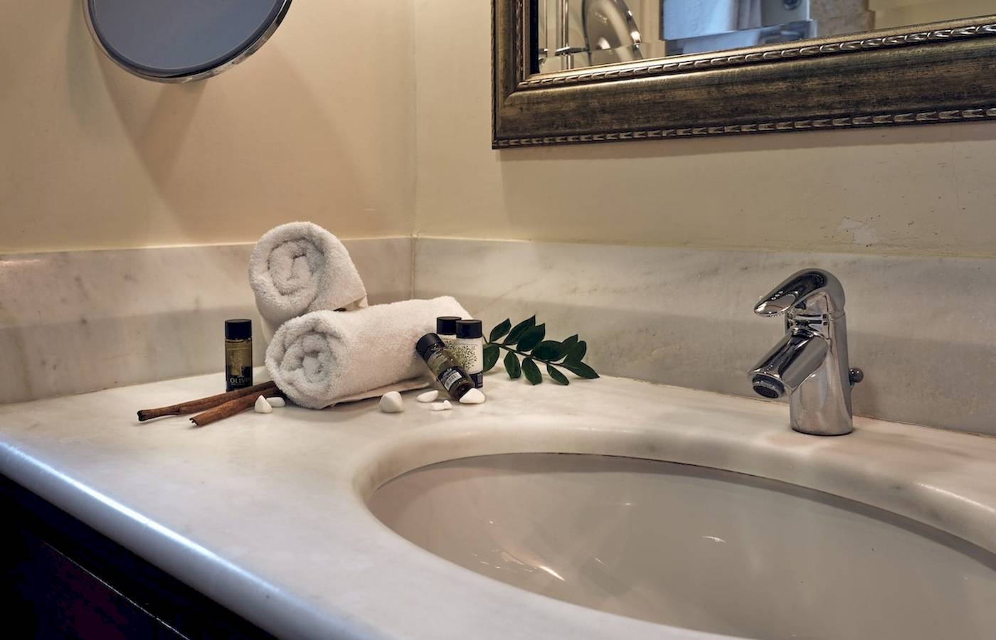 Badezimmer im Pilot Beach Resort mit weißem Waschbecken und Marmoroberfläche.