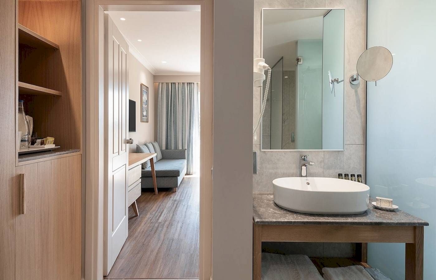 Badezimmer des Pilot Beach Resorts mit Waschbecken, Spiegel und Zugang zur Schlafzimmer.