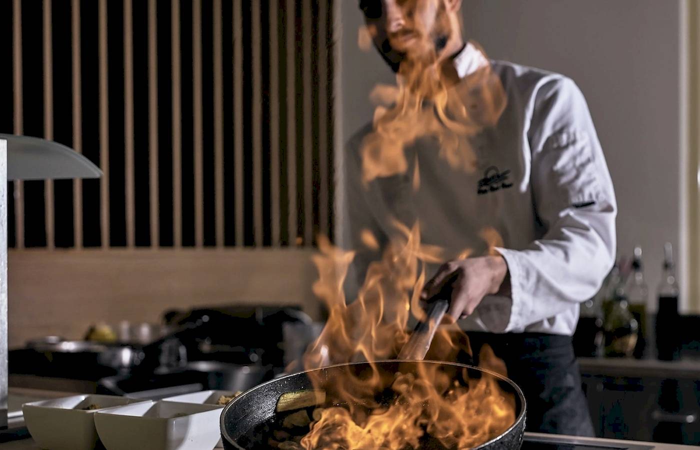 Koch im Pilot Beach Resort kocht mit Feuer
