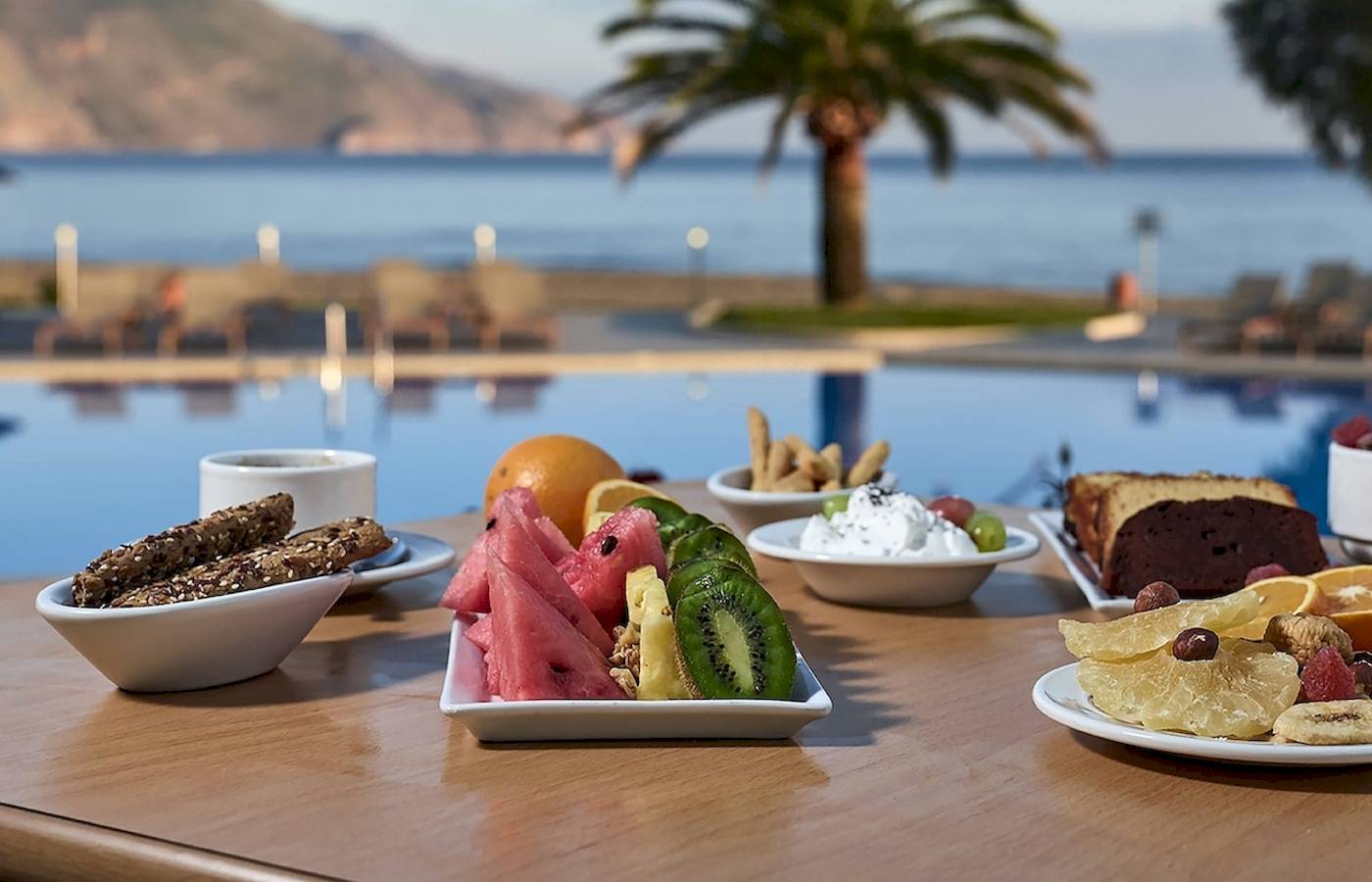 Frühstücksbuffet im Pilot Beach Resort mit Blick auf den Pool und das Meer.