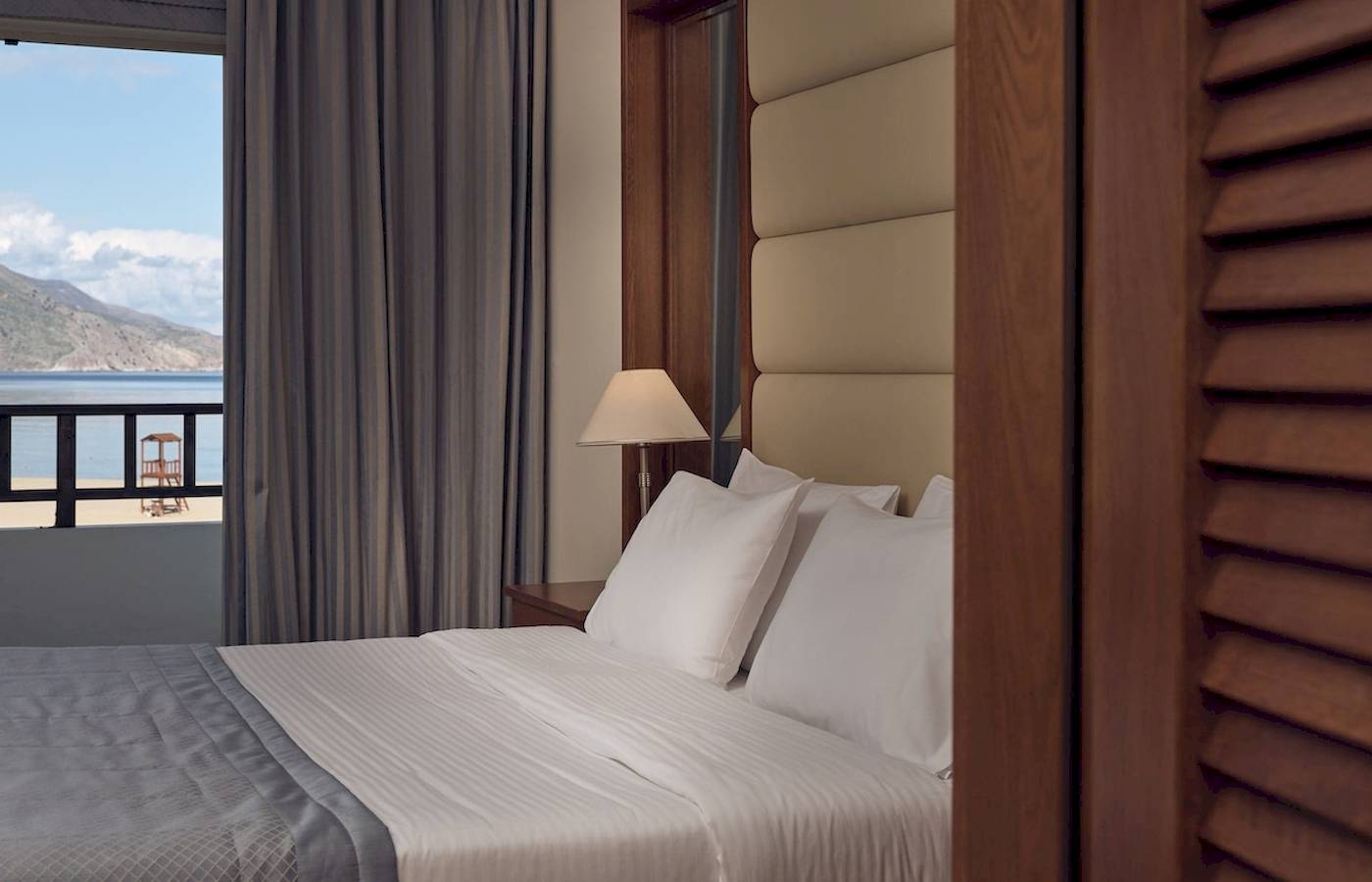 Hotelzimmer im Pilot Beach Resort mit einem Bett und Blick auf das Meer.