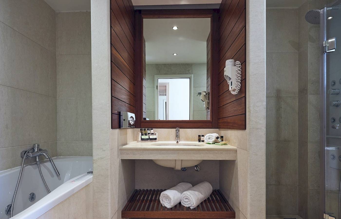 Badezimmer im Pilot Beach Resort mit Badewanne, Waschbecken und Dusche.