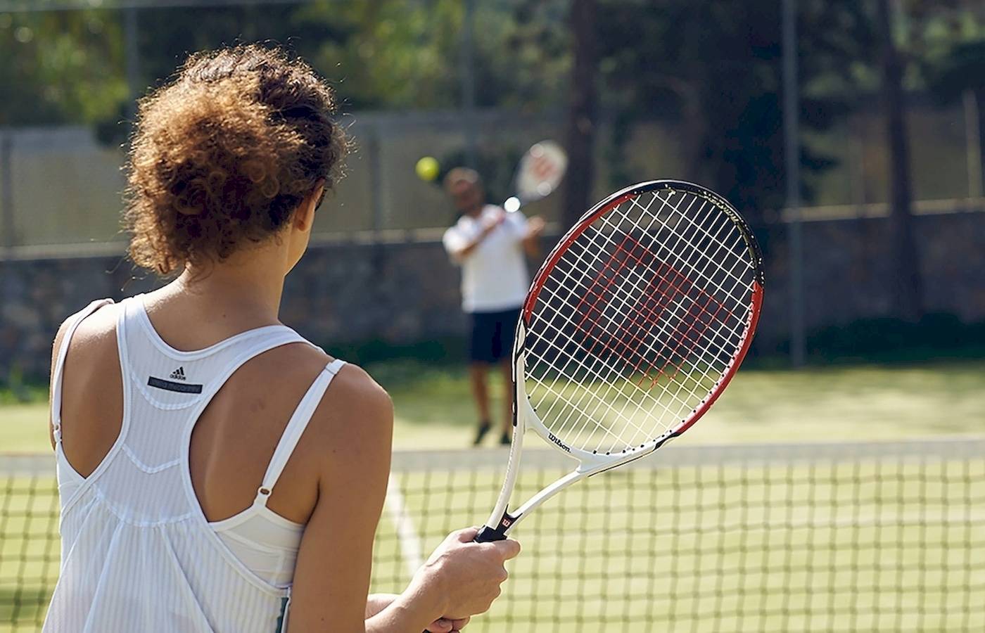 Tennisspieler im Pilot Beach Resort