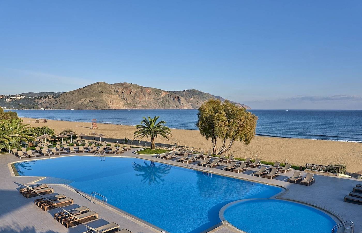 Außenpool des Pilot Beach Resorts mit Blick auf den Strand