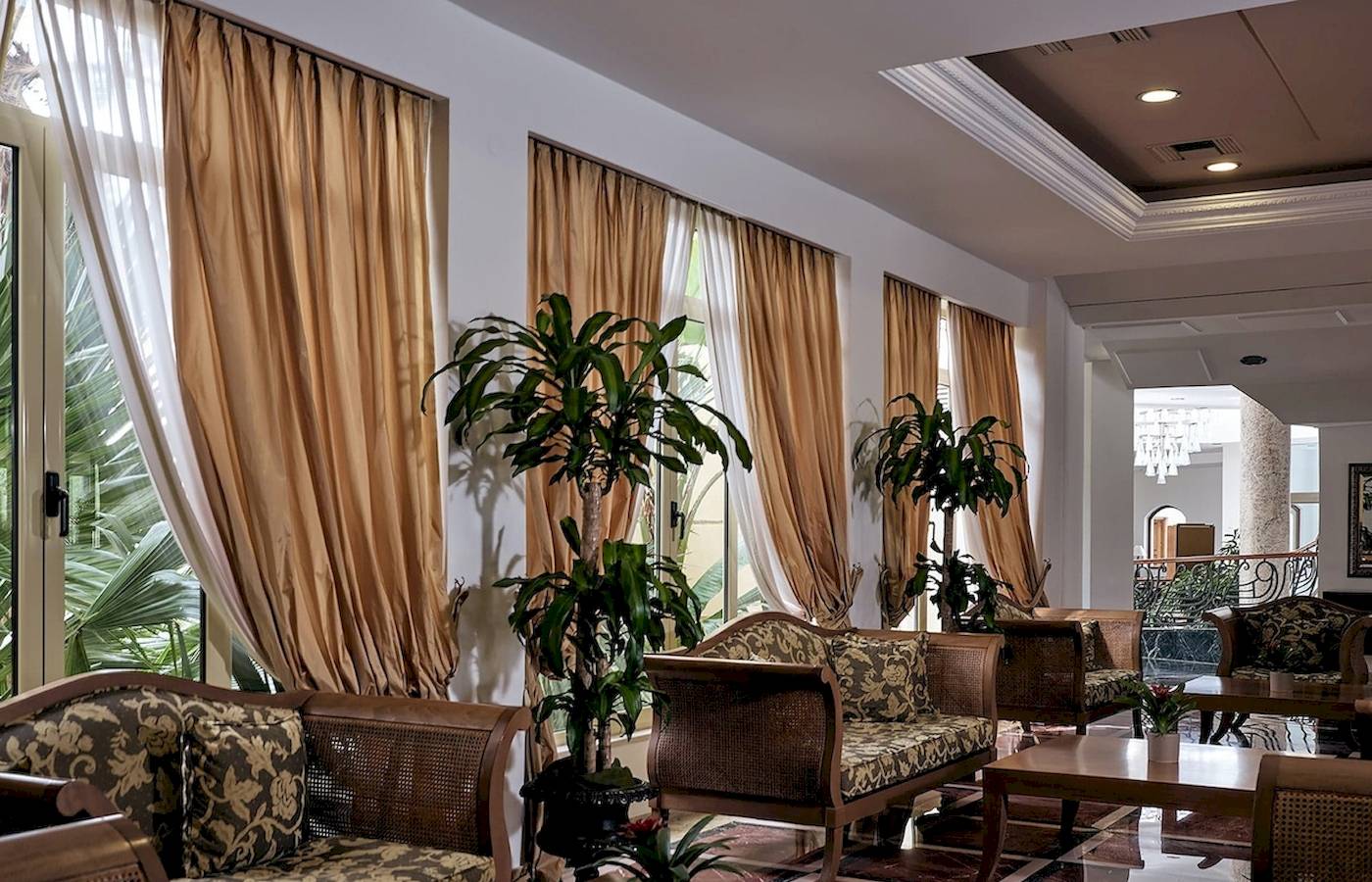 Lobby-Innenbereich des Pilot Beach Resorts mit Möbeln, Pflanzen und Dekoration.
