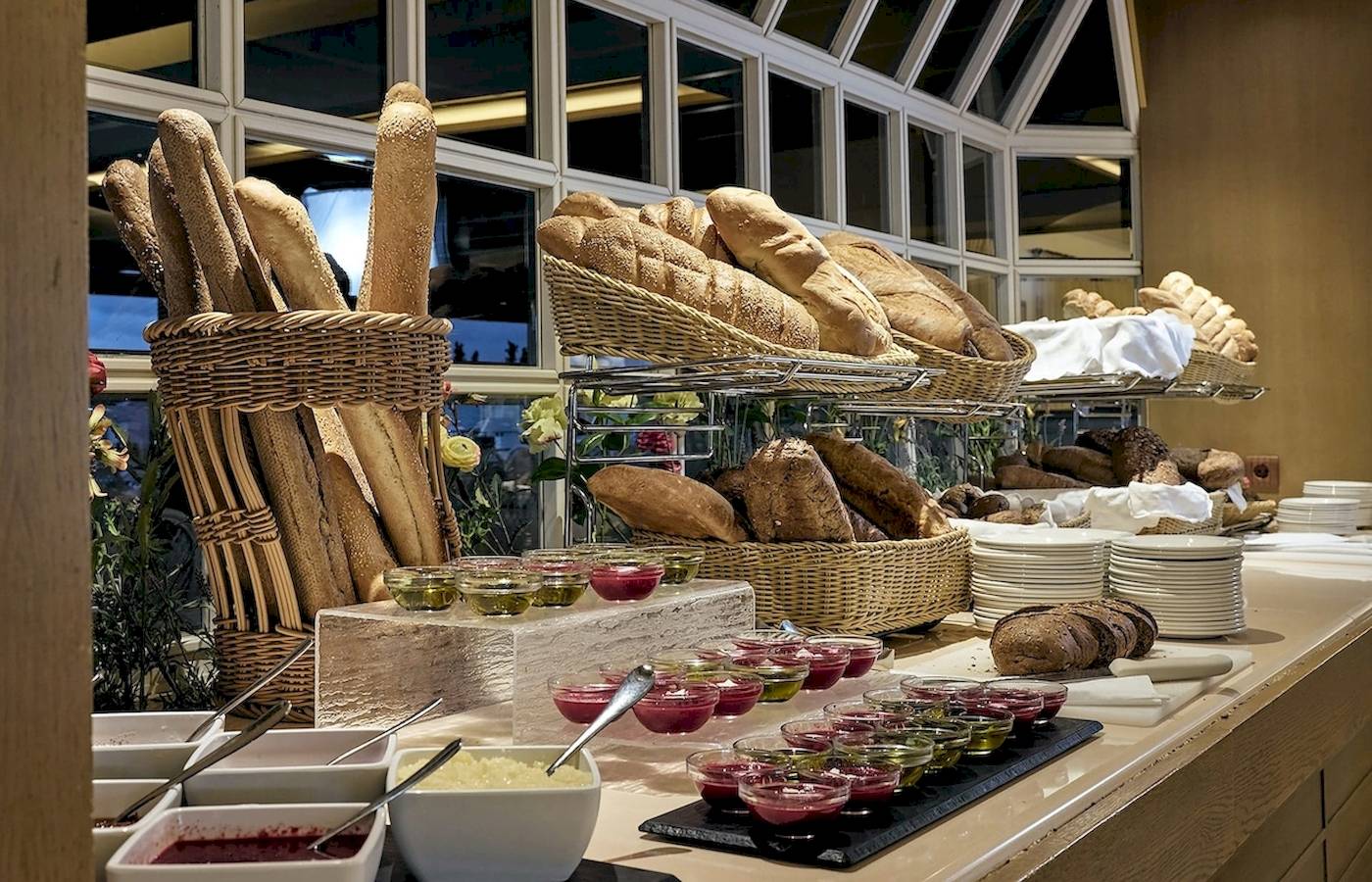 Frühstücksbuffet im Pilot Beach Resort mit Brot, Aufschnitt, und Beilagen.