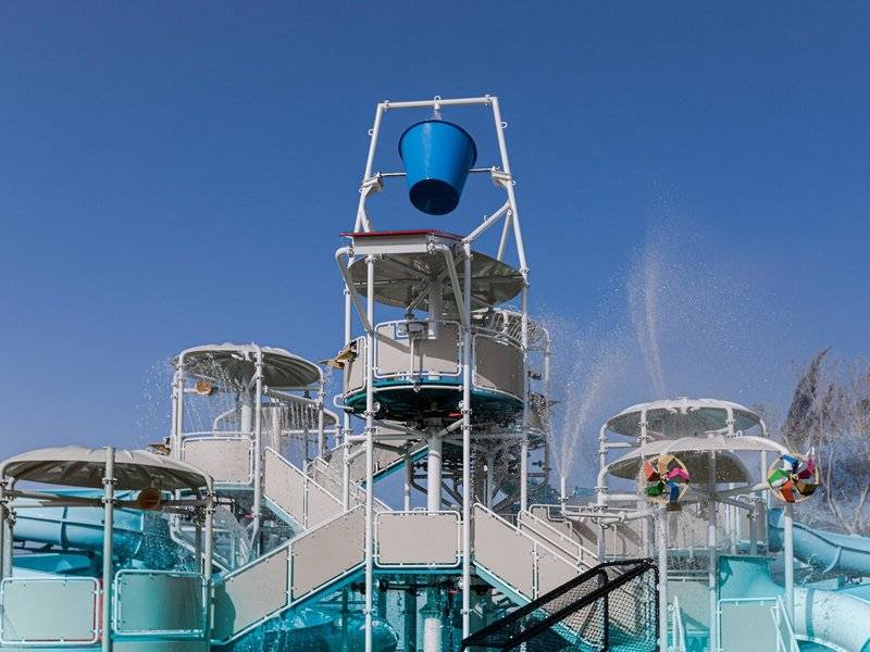 Wasserrutsche und Brunnen im Mare Paphos Wasserpark bei blauem Himmel