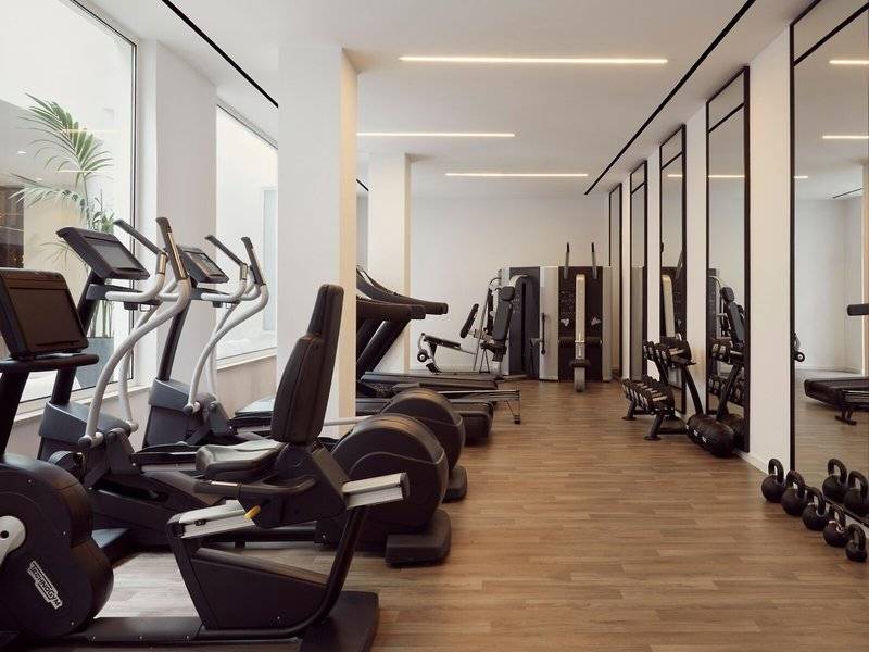Fitnessstudio im Mare Paphos Hotel mit modernen Cardiogeräten und Gewichten.