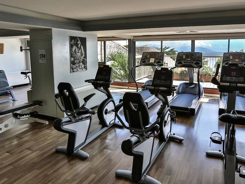 Fitnessstudio im Le Tahiti by Pearl Resorts mit Blick auf den Berg und Meer