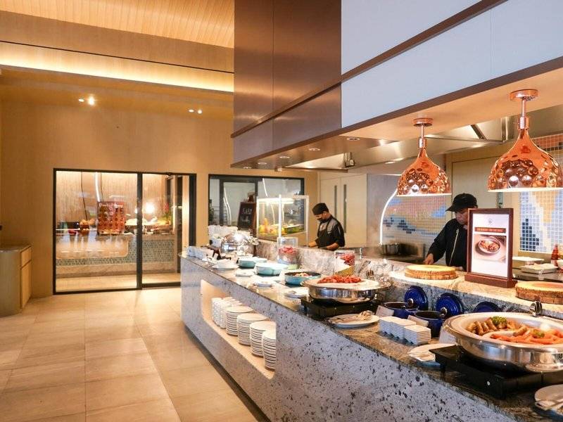 Buffet-Tisch im KC Grande Resort Koh Chang mit vielen Speisen und Köchen.