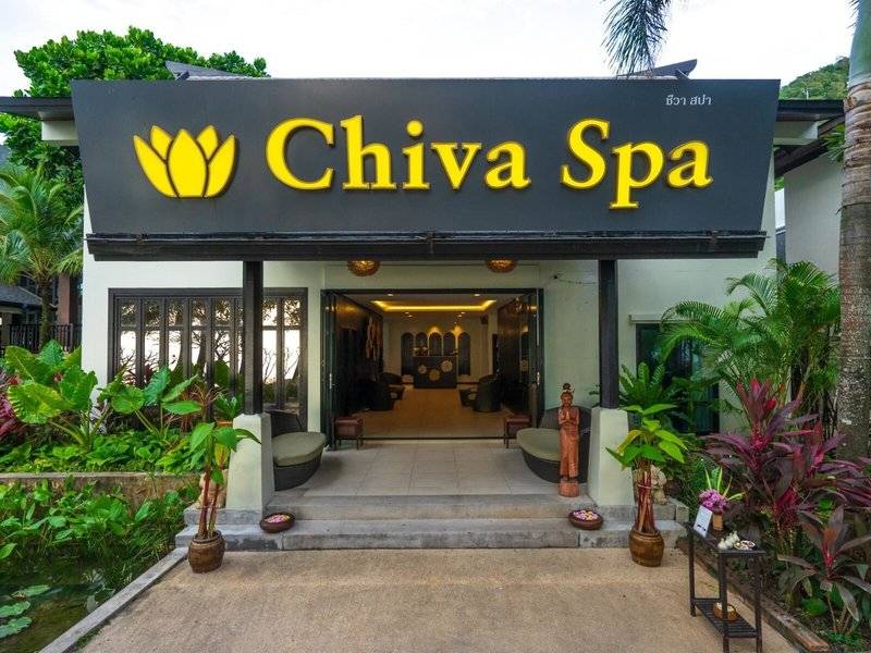 Eingang zum Chiva Spa im KC Grande Resort Koh Chang mit grünen Pflanzen und einer gelben Lotusblume im Logo.