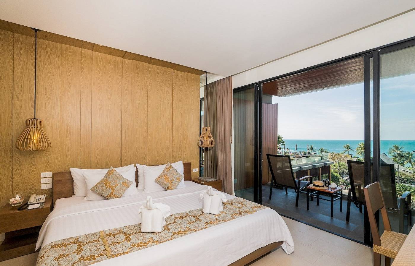 Hotelzimmer im KC Grande Resort Koh Chang mit Meerblick und Balkon.