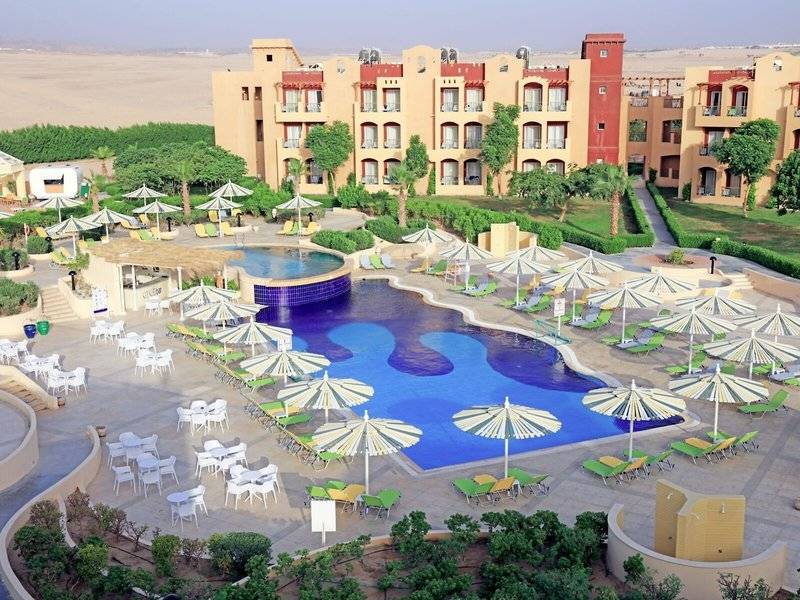 Luftaufnahme des Lemon & Soul Garden Makadi Hotels mit großem Pool und vielen Sonnenschirmen und Liegen.