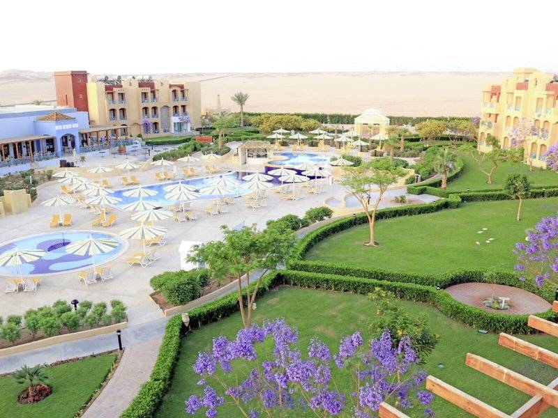 Luftaufnahme des Lemon & Soul Garden Makadi Resorts mit Swimmingpools, Liegestühlen und Sonnenschirmen.
