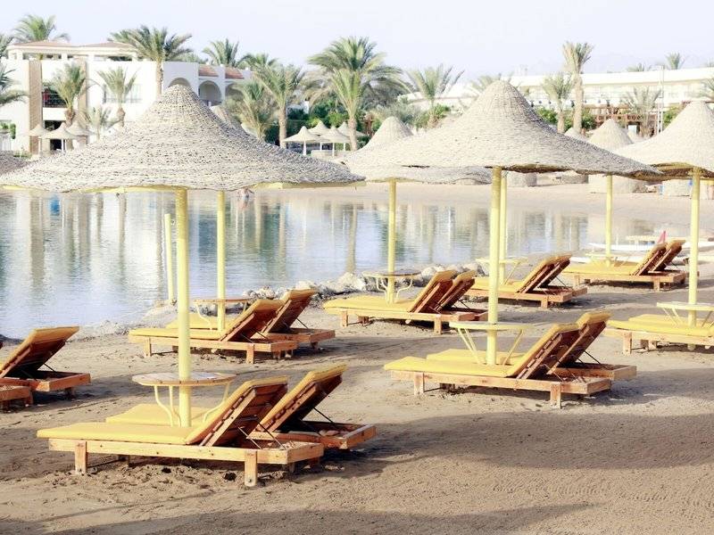 Strand mit Sonnenliegen und Sonnenschirmen vor dem Lemon & Soul Garden Makadi Hotel.