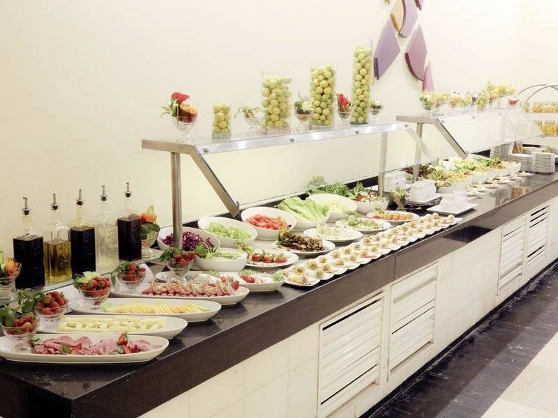 Buffet im Lemon & Soul Garden Makadi Hotel mit verschiedenen Gerichten und Salaten.