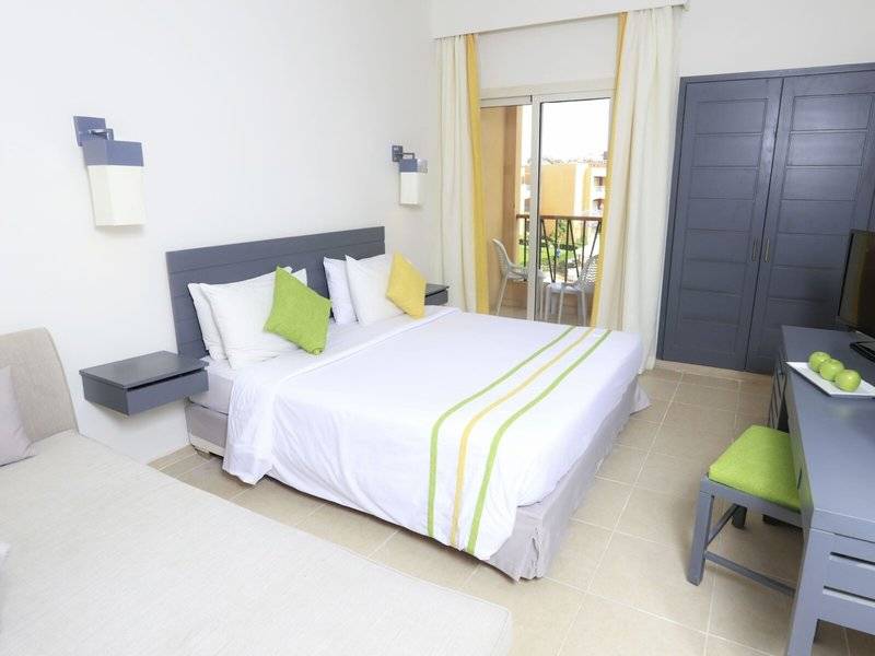 Schlafzimmer im Lemon & Soul Garden Makadi Hotel mit Doppelbett, Nachttischen und Balkon