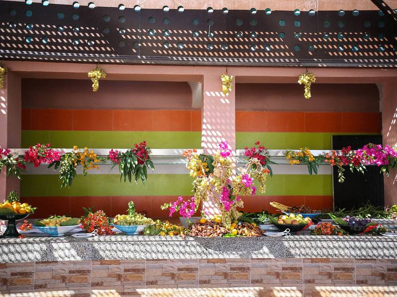 Obstbuffet im Paradis Palace Hotel mit bunten Blumen und Früchten.