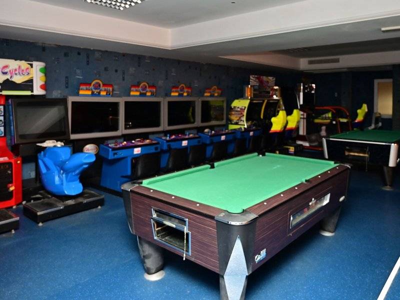 Spielzimmer im Nour Palace Resort & Thalasso mit Billardtisch, Spielautomaten und Tischtennisplatte.