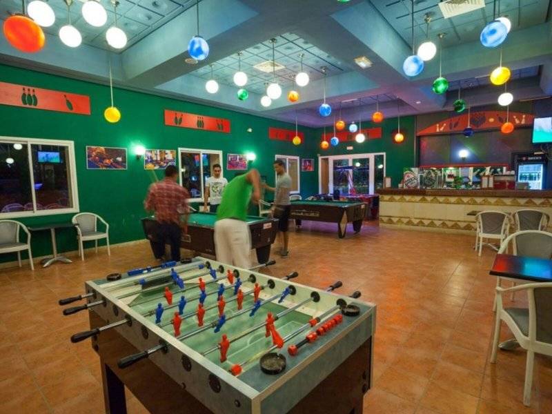 Spielzimmer im Nour Palace Resort & Thalasso mit Billardtischen und Tischfußball